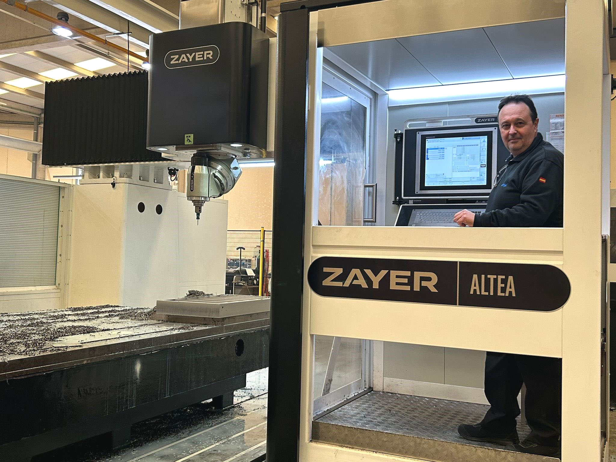 Operator at the controls of a Zayer ALTEA 8000 large-capacity, gantry-type milling machine